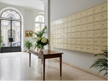 image de boîte aux lettres dans un bâtiment